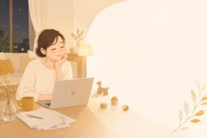 夜の静かなリビングで、ノートパソコンに向かうお母さんが、書類仕事から解放されてほっと肩の力が抜けた表情。まわりに双子やきょうだいを感じさせる小さなおもちゃを少しだけ。あたたかく、やさしい雰囲気。